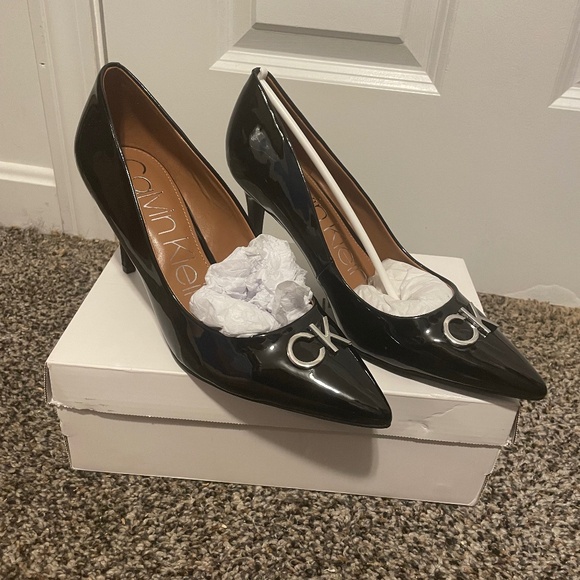 Calvin Klein Pointy Toe CK Logo Greta Heel Black Shiny Womens Size 9.5 - Picture 1 of 11